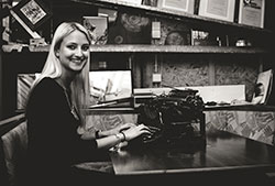 Enkelin im Museum versucht sich an altertümlicher Schreibmaschine